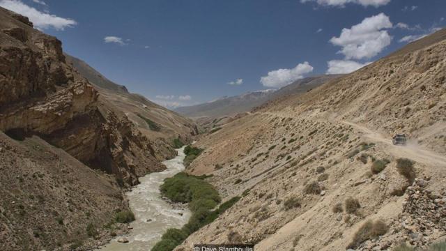 帕米尔公路一大段路线沿着分隔阿富汗和塔吉克斯坦的汹涌的喷赤河