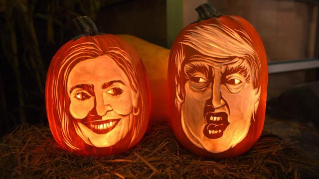 Calabazas de Halloween con los rostros de Hillary Clinton y Donald Trump.