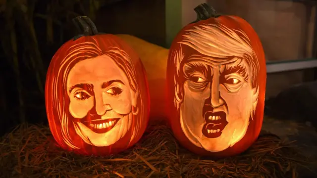 Calabazas de Halloween con los rostros de Hillary Clinton y Donald Trump.