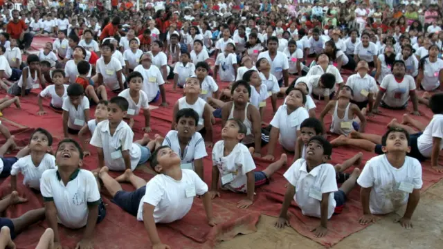 సూర్య నమస్కారాలు చేస్తున్న విద్యార్ధులు