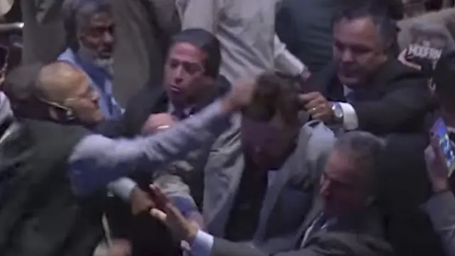 محتجون لأردوغان يتعرضون للضرب