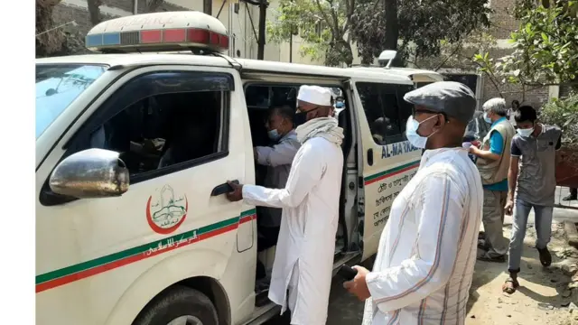 ময়নাতদন্তের পর লাশ পরিবারের কাছে হস্তান্তর করা হয়।