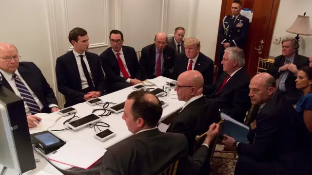 सीरियाई हवाई अड्डे पर हमले के बाद हालात की समीक्षा करते राष्ट्रपति डोनल्ड ट्रंप.