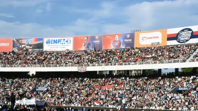 Estadio lleno de adeptos a la monja asisten a su beatificación.