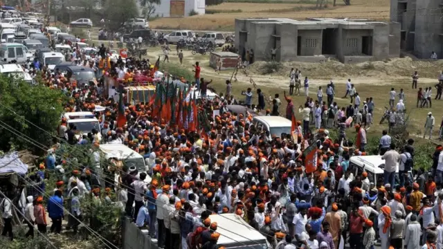 वीआइपी नेताओं पर क्यों लागू नहीं होते ट्रैफ़िक नियम?