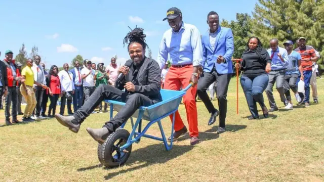 Mr Ruto give out wheelbarrows to youths to promote im image as a "hustler"