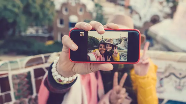 Celular con un selfie enfocado