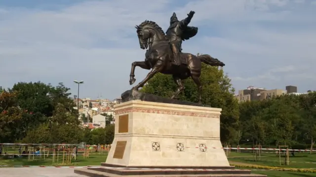 Т. Сарлыкбек уулу: Тарыхыбыз бай. Маданий бир өзгөчөлүктөрүбүз бар : Эч бир өлкөдө кездешпеген "Манасыбыз", айтыш өнөрү бизде бар