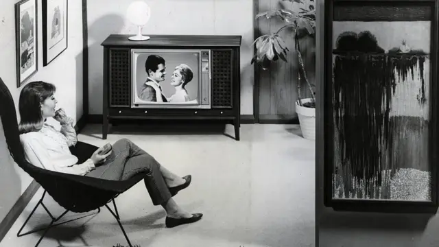 Una mujer mira televisión