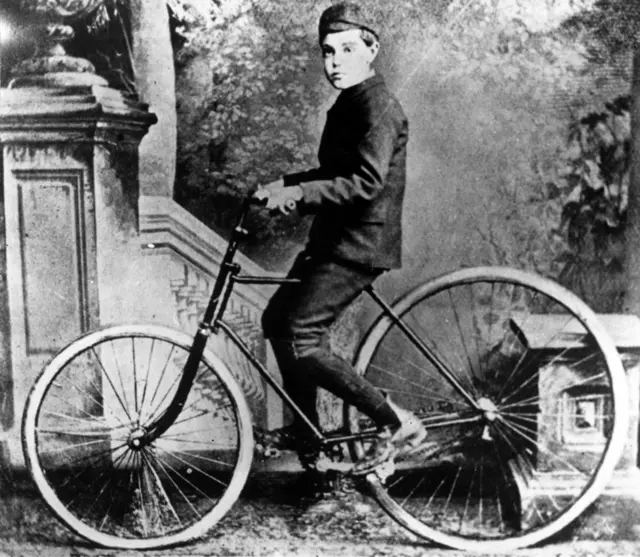 Le fils de John Dunlop photographié sur la première bicyclette à avoir des pneus pneumatiques