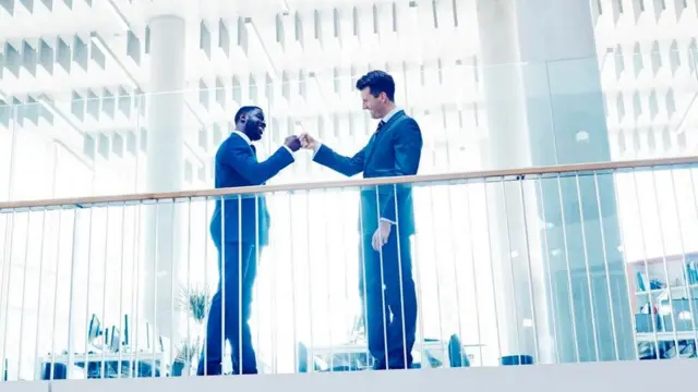 Два чоловіки вітаються