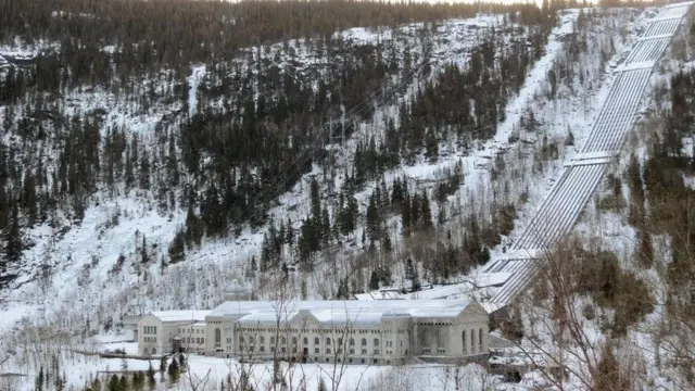 Завод Веморк перед оврагом глубиной в 200 метров, который охранялся не так тщательно, поскольку считался почти непреодолимым препятствием