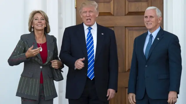 Tổng thống đắc cử Mỹ Donald Trump (giữa)