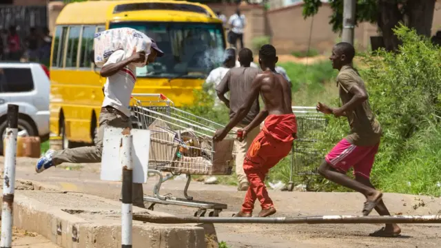 Abantu bariko barasahura iduka i Bulawayo kuwa mbere itariki 14/01/2019