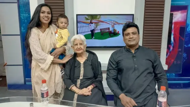 पाकिस्तान के एक टीवी चैनल के दफ़्तर में रीना