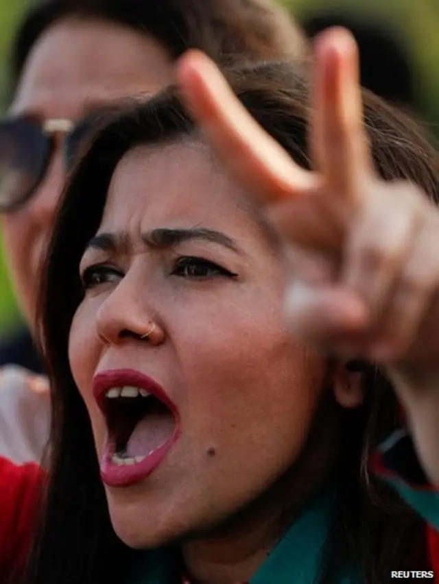 इस इंटरव्यू में इमरान ख़ान ने अपने कार्यकर्ताओं की गिरफ्तारी की निंदा करते हुए कहा कि ''हमारी लड़ाई माफिया से थी.''