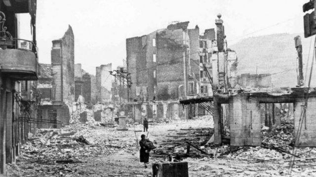 Guernica despois de ser bombardeada em 1937