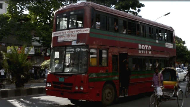 ঢাকায় সীমিত সংখ্যক দ্বিতল বাস চলাচল করে।