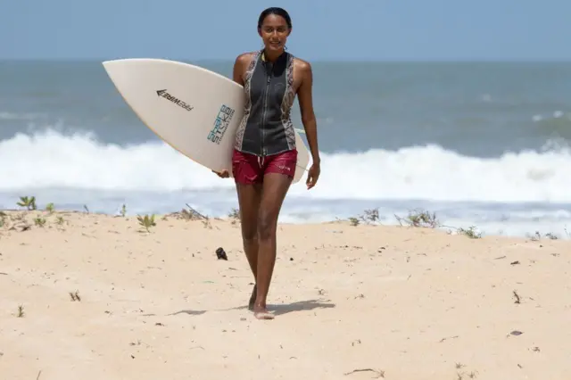 இஷிதா மால்வியா, இந்தியாவின் முதல் பெண் தொழிற்முறை சர்ஃபர்