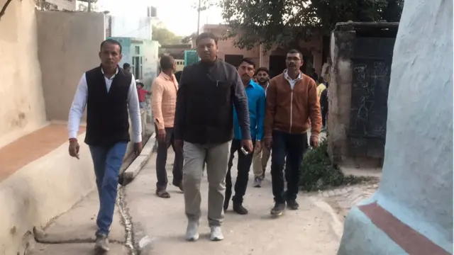 पपरेंदा गांव में प्रचार करते बहुजन समाज पार्टी के कार्यकर्ता