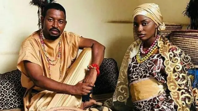 Yakubu Mohammed da wata 'yar wasa a lokacin daukar fim din Maimuna