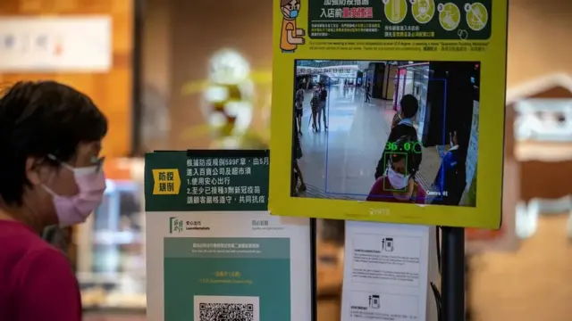 中國街頭男子查看海報