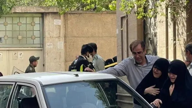 عدد من الأشخاص حول سيارة