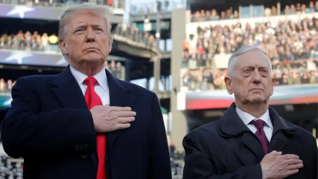 Donald Trump ouve o hino dos EUA ao lado888 bonuskodeseu então chefe888 bonuskodegabinete, Jim Mattis