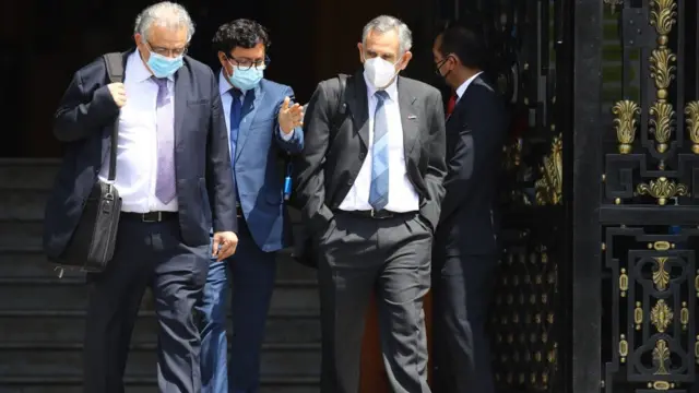 Francke (d) sale del Congreso.