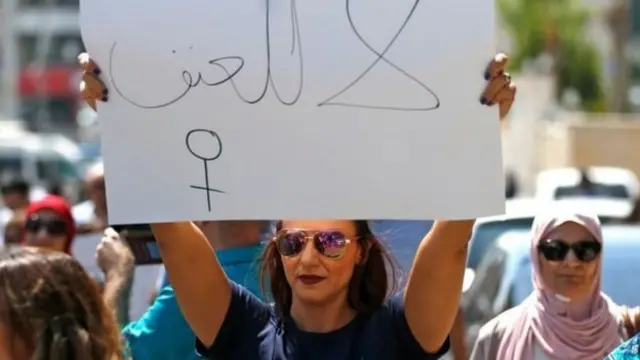 Pengunjuk rasa menuntut penegakan hukum perlindungan perempuan dari kekerasan rumah tangga.