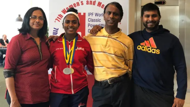 குடும்பத்தினருடன் ஆர்த்தி நிதி