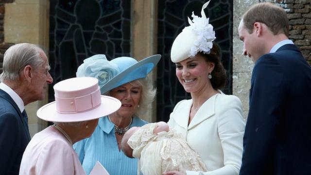 Camilla com a rainha, o príncipe Philip, a princesa Kate e o príncipe William no batizado da princesa Charlotte
