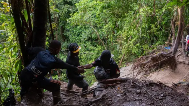 Migrantes en la selva del Darién