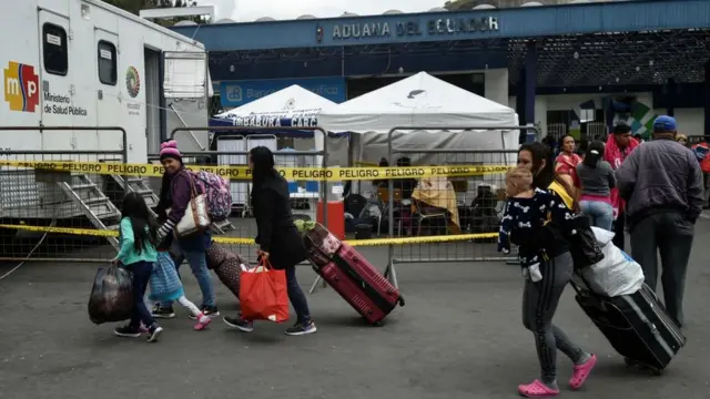 Venezolanos en la frontera en Ecuador con Colombia.
