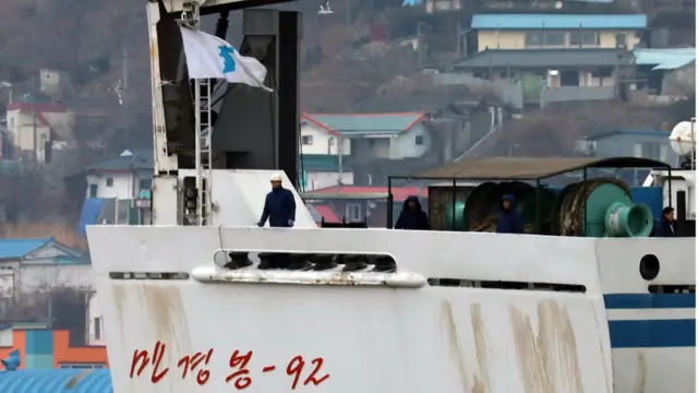 10일 한반도기 매달고 북한으로 귀항하는 만경봉 92호