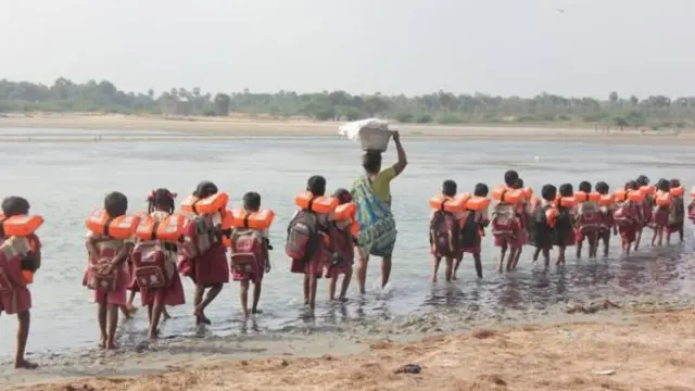 வரிசையாக செல்லும் மாணவர்கள்