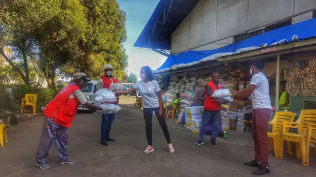 ማፊ ከሠራቻቸው ማስኮች ጥቂቱን ደጉማለች