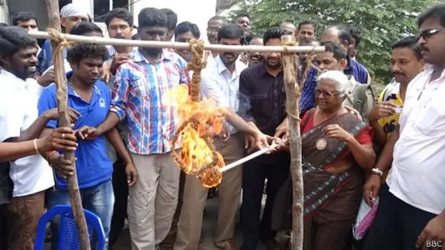 ராஜிவ் காந்தி கொலையில் தண்டிக்கப்பட்டவர்களை விடுவிக்கக் கோரி மனு செய்த அற்புதத்தம்மாள்