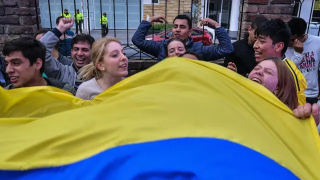 Jóvenes colombianos festejan la victoria del no en el referendo.