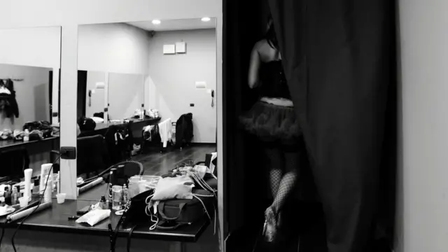 Bailarina saliendo del camerino al escenario
