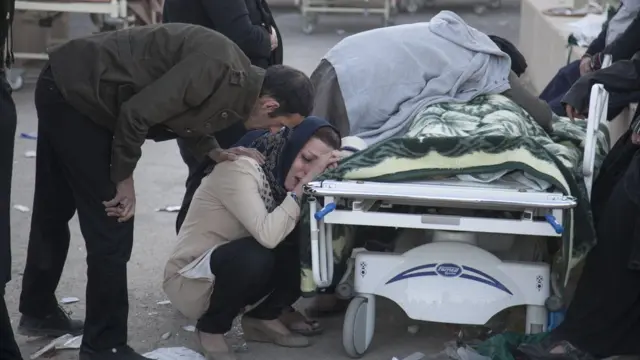 Una mujer lamenta la muerte de una víctima.