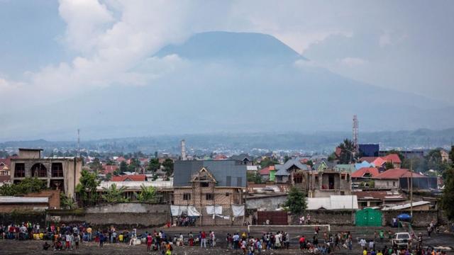 Le Nyiragongo plane de façon menaçante sur la ville de Goma, dans l'est de la RD Congo.