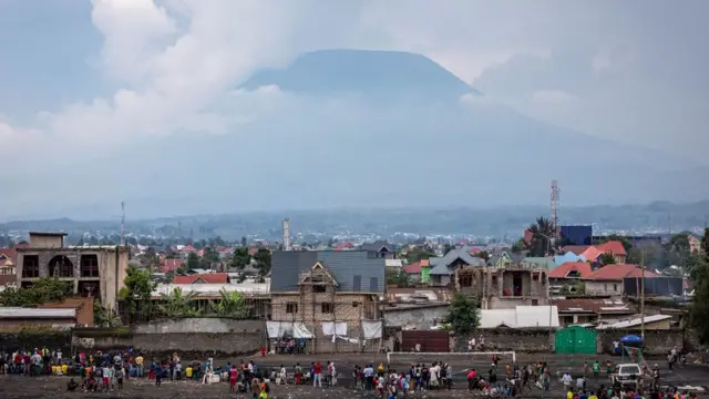 Le Nyiragongo plane de façon menaçante sur la ville de Goma, dans l'est de la RD Congo.