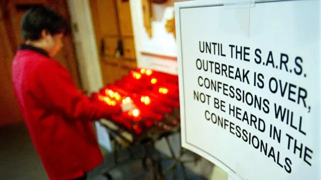 Kertas pengumuman bertulisan hingga wabah Sars berakhir tidak akan ada pengakuan dosa di gereja.