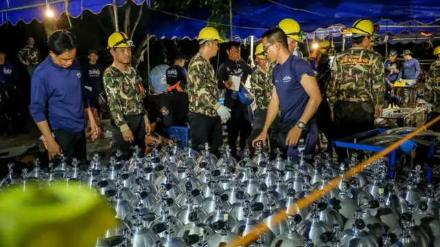 เจ้าหน้าที่เร่งบรรจุอากาศในขวด เพื่อทะยอยนำเข้าสู่ห้องโถง เมื่อคืนที่ผ่านมา