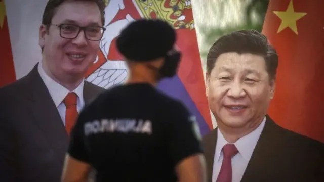Cartel con los mandatarios de China y Serbia