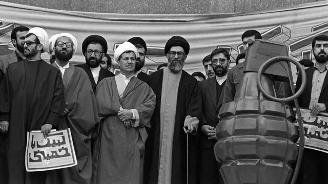 (سمت راست)، میرحسین موسوی، (وسط ) آیت‌الله سید علی خامنه‌ای، (سمت چپ) اکبر هاشمی رفسنجانی