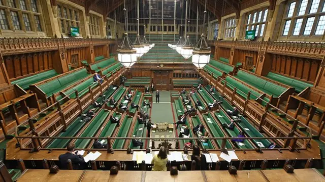 Заседания Палаты общин довольно часто проходят при почти пустом зале. Но теперь зелёные скамьи будут пустовать еще и потому, что парламент из-за пандемии ушел в онлайн