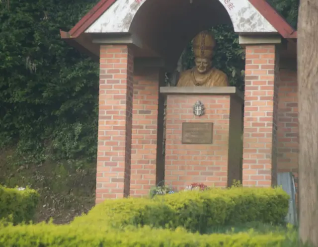 Ikimenyetso kiri aho Yohani Pawulo II yasomeye misa i Nyandungu, Kigali, mu Rwanda