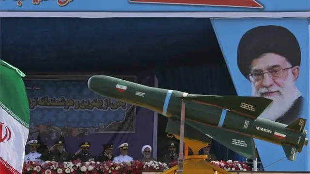 ఇరాన్ ఆర్మీ డే సందర్భంగా క్షిపణి బొమ్మ, వెనుక ఆ దేశ సుప్రీం లీడర్ ఆయతుల్లా ఖొమైనీ చిత్రం